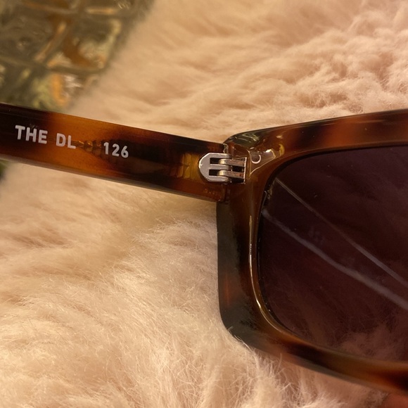 Quay Australia The DL 126 sunglasses with case. Gently Worn once, no scratches. - Picture 4 of 7